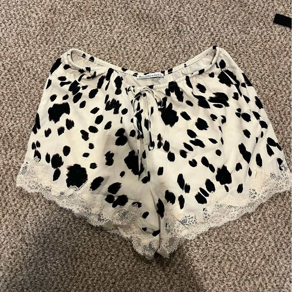 Abercrombie and fitch a&f mid rise flirty short cow print